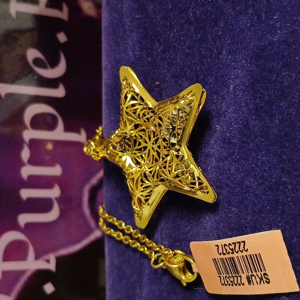 2225372-2.  Fine Filligree Star Aust. Crystal YG STS